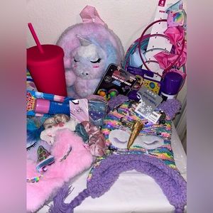 New Girls unicorn Bundle includes 19 items